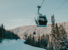 Žičara sa oko 80 ljudi zaustavila se na planini u Ukrajini, u toku akcija spasavanja