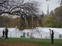Uklonjeni šatori ispred Narodne skupštine, postavljaju se objekti za Božićno selo