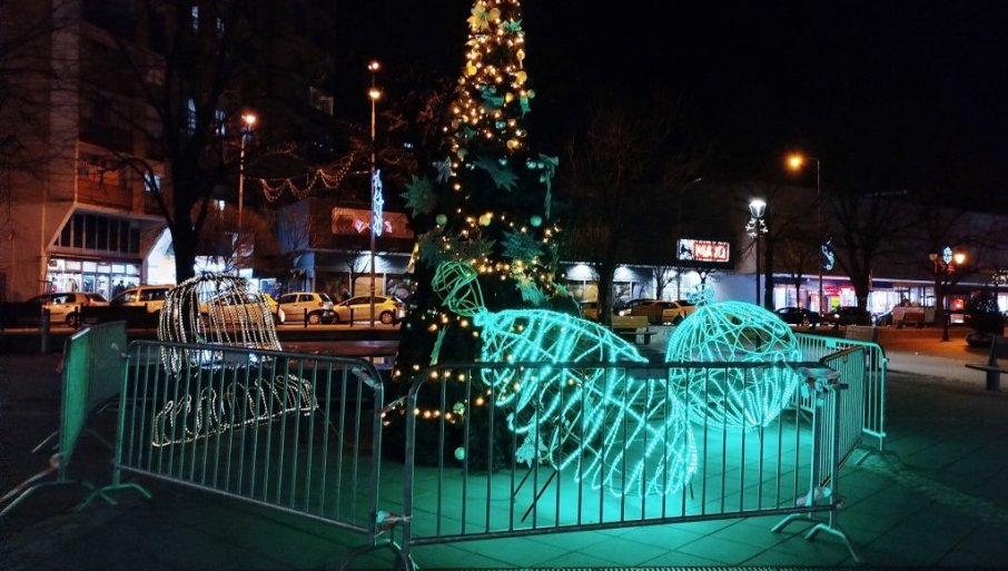 U Paraćinu počelo praznično ukrašavanje javnih površina i izloga (FOTO)