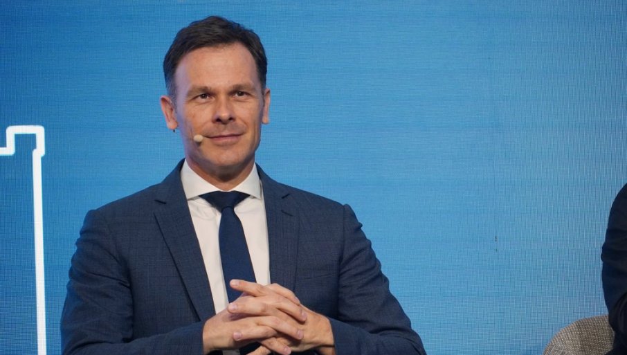 DŽeki Čen broji zajedno sa nama (VIDEO)