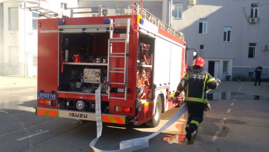 EKSPLOZIJA U BORČI: Ogromna vatra progutala tri automobila