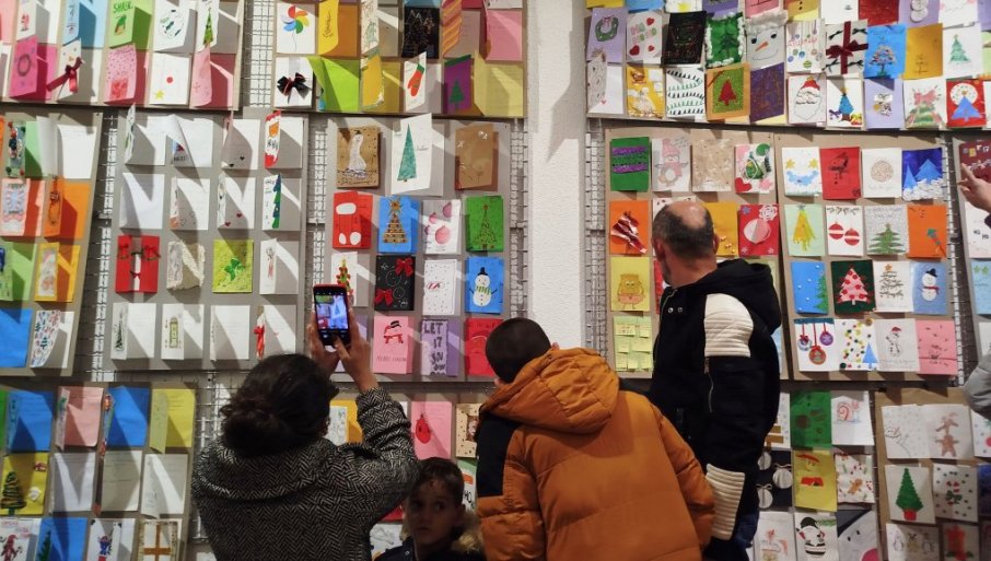 U PARAĆINU IZLOŽENE NOVOGODIŠNJIE ČESTITKE OSNOVACA IZ SIKIRICE I PLANE Postavka od đačke mašte