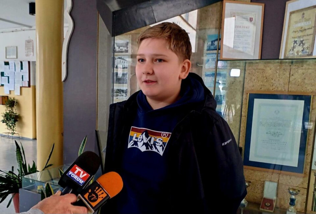 Dečak daje svoje autiće koje je skupljao godinama