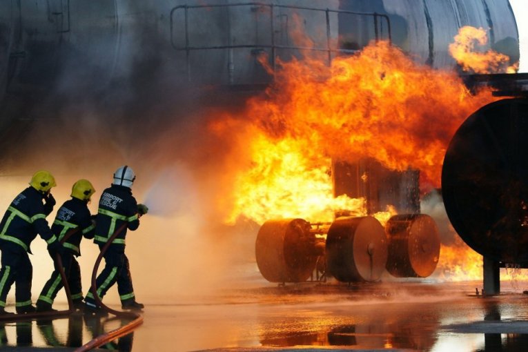 Spasioci stigli do ostataka aviona u kojem je stradao načelnik generalštaba Libije, delovi letelice razbacani svuda po brdu (FOTO, VIDEO)