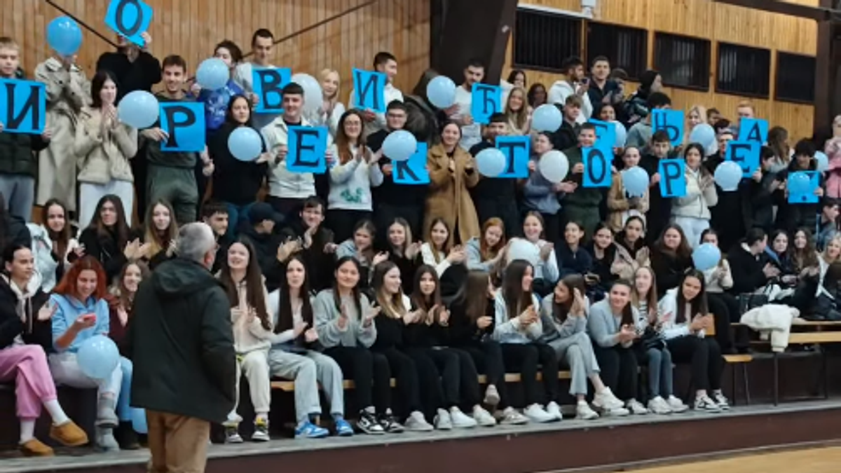 (Video) Ispraćaj u penziju direktora škole za pamćenje: Snimak da se naježiš