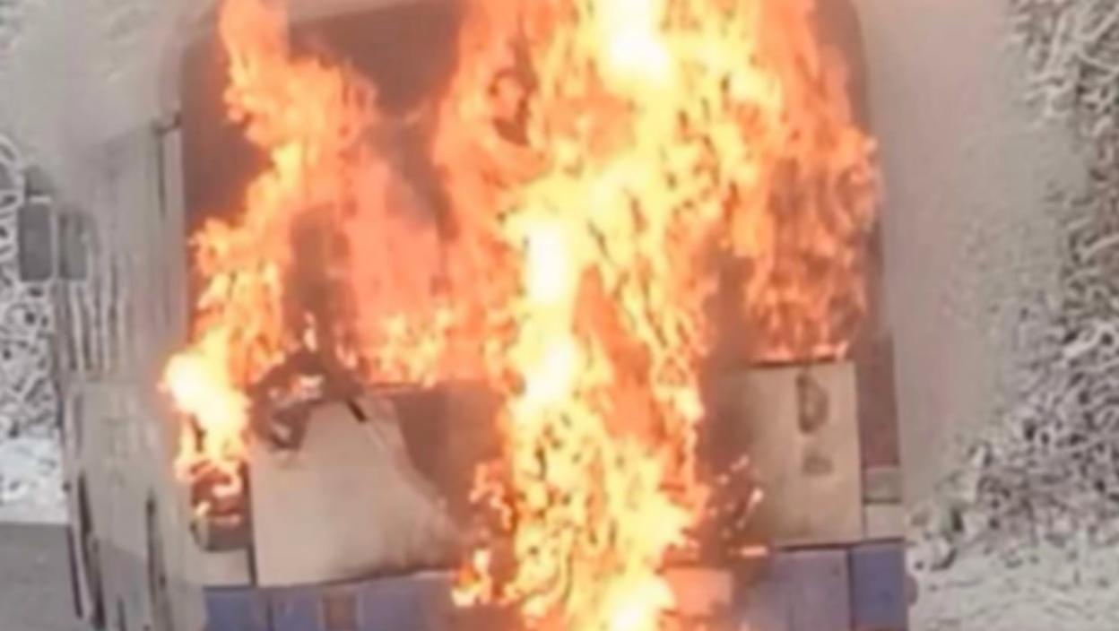 Plamen progutao autobus na putu Brus-Aleksandrovac (FOTO)