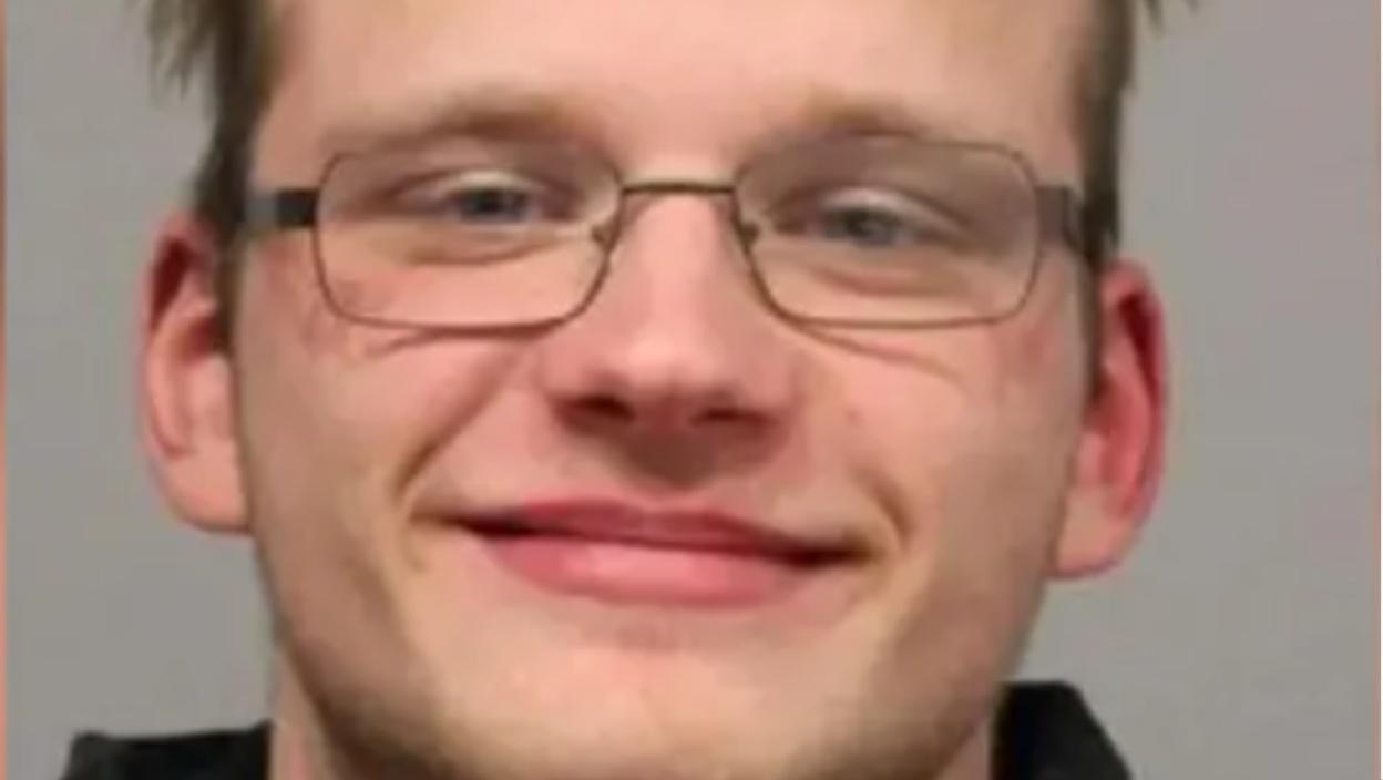 Ovo je MONSTRUM (20) koji je majku i četvoro dece izbo nožem, lekari im se bore za život: Napadač u bekstvu, totalna blokada grada