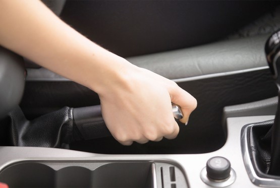 Zamrzavanje ručne kočnice: Šta uraditi i kako bezbjedno riješiti problem