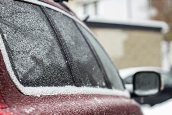 Da li koristiti vodu za odleđivanje stakala na vozilu?