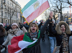 Iranci se okupljaju širom Evrope, Britanije i Australije u znak podrške protestima