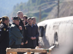 Kralj i kraljica na ceremoniji povodom sahrane žrtava u Adamuzu