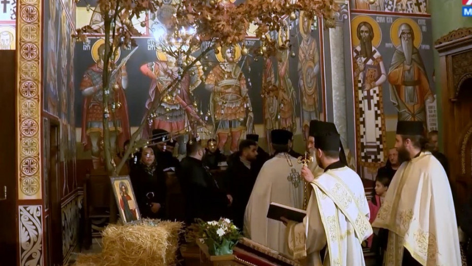 Stotine vernika na osvećenju i paljenju badnjaka