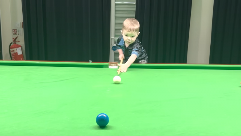 Dvogodišnjak postavio dvostruki Ginisov rekord u snukeru (VIDEO)