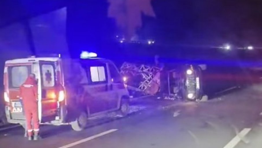 Auto se prevrnuo na putu za Mladenovac, pojavio se i snimak (VIDEO)