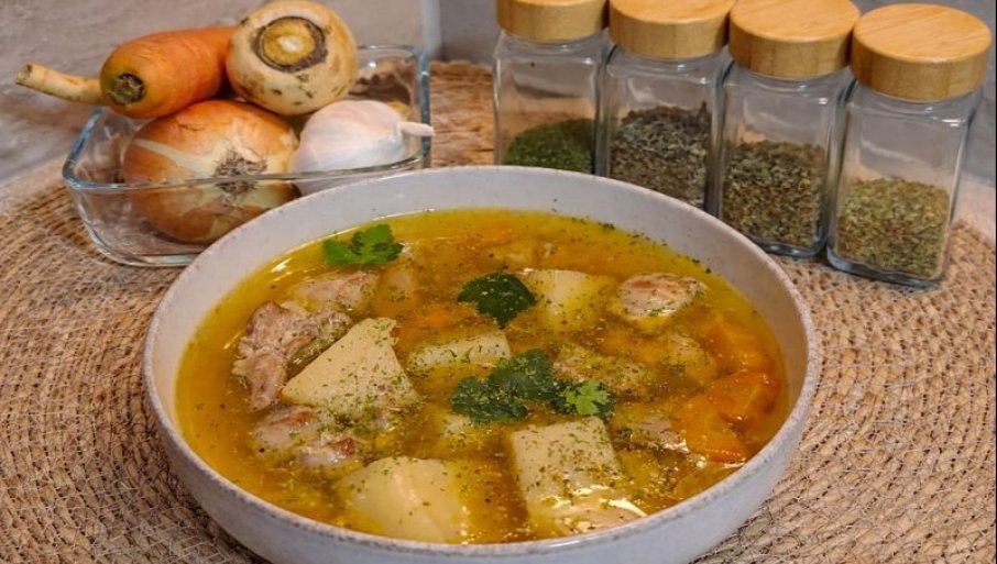KROMPIR ČORBA SA ĆUREĆIM MESOM: Domaći obrok na kašiku koji prija u svako doba