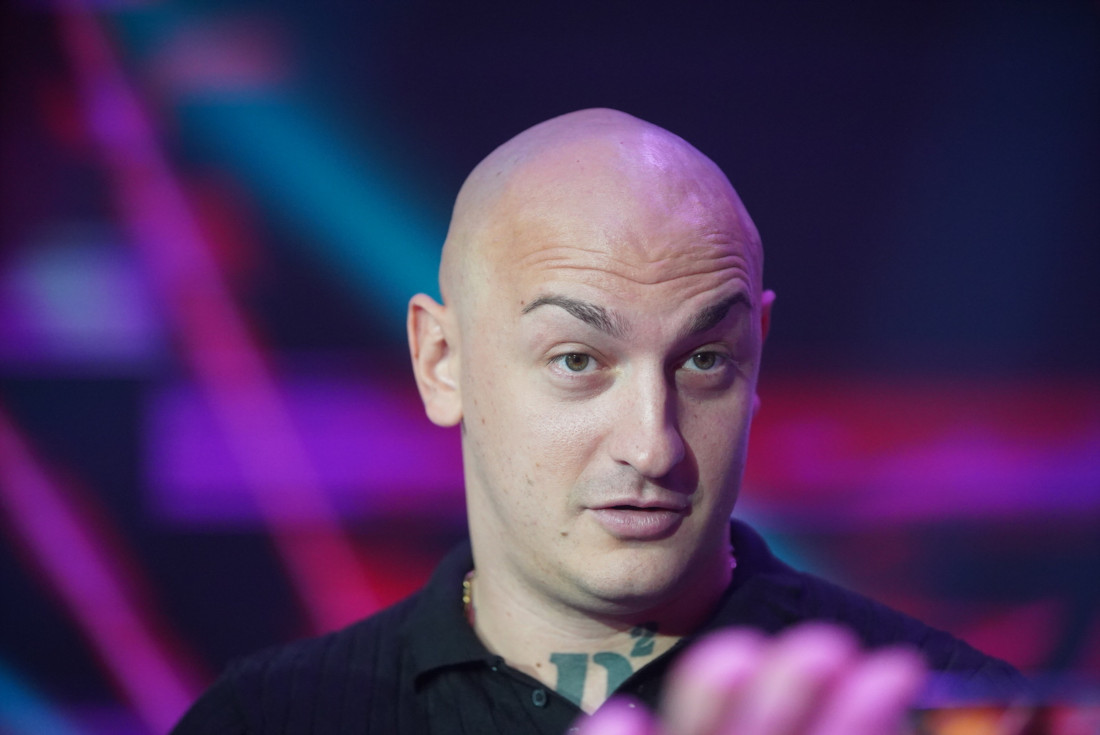 Desingerica o ženi, „Pinkovim zvezdama“, skandalima