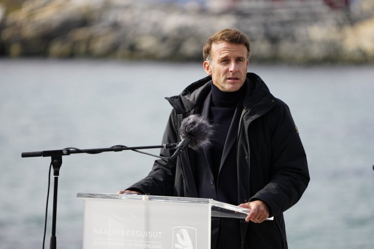 Oglasio se Makron, Francuska prvog dana januara roni suze za stradalima