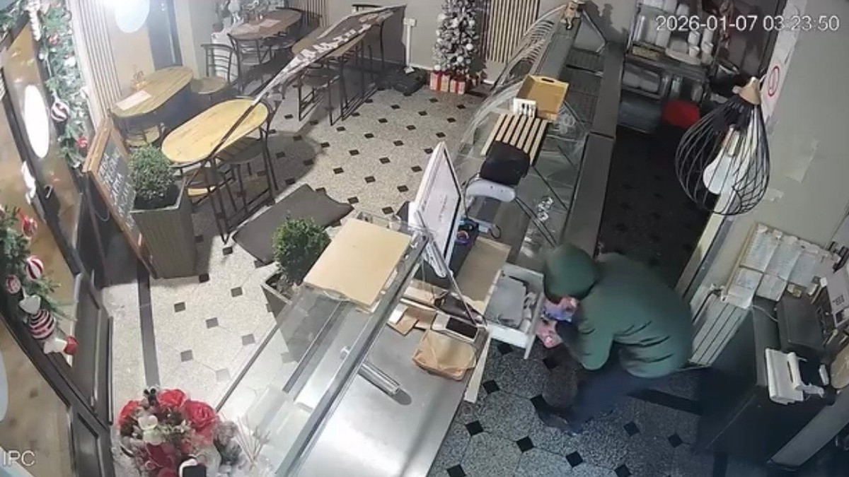 Sramna pljačka na Božić u Zemunu: Ušao u kafić, pa pokrao novac iz kase (Video)