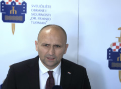 Anušić na koncertu Tompsona kliče „Za dom spremni“, a u Jad Vašemu priča o zlu nacizma