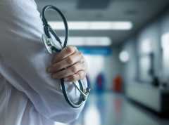 Britanska zdravstvena služba zapošljava strane lekare da rade na daljinu