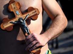 Ambasador Srbije Nebojša Rodić u Tivtu plivao za Časni krst