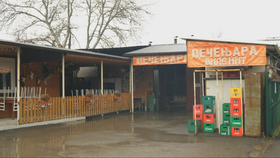 Porodica Petrović u Raški poklanja pečenje novorođenčadima