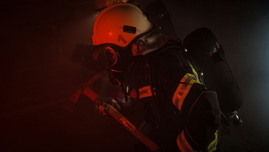 DRAMA KOD PROKUPLJA – ZAPALIO SE OBJEKAT: Sumnja se na podmetnut požar