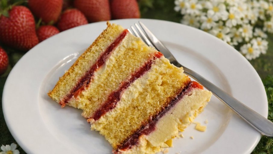 TORTA OD LIMUNA I JAGODA: Savršen balans kiselkastih i slatkih ukusa