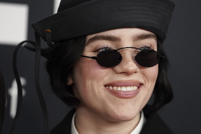 OVO GLEDATE NA SOPSTVENU ODGOVORNOST! Međunožje pevačice SEVNULO! Šokirala publiku u prvim redovima! (FOTO)