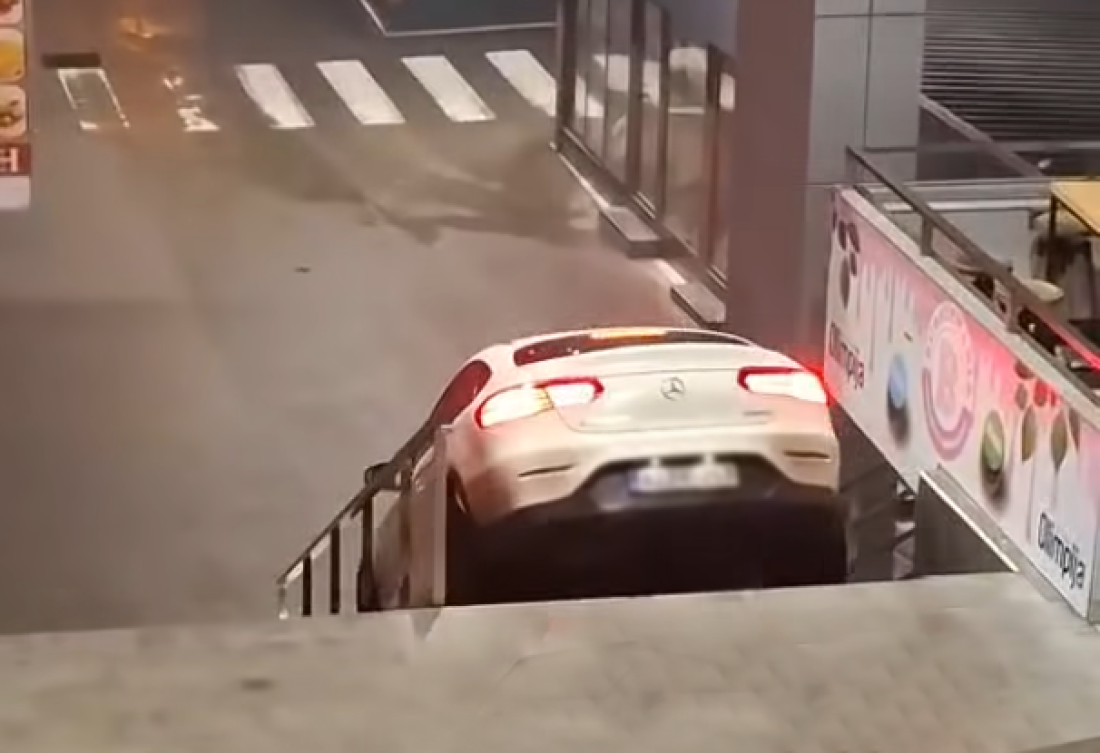 Vozač se mercedesom spustio niz stepenice