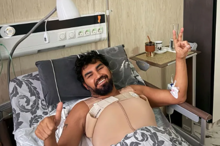 ŠOK! Azis ugradio silikone u grudi