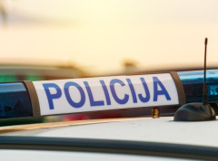 Muškarac s padobranom skočio sa nebodera na automobil, nema povređenih