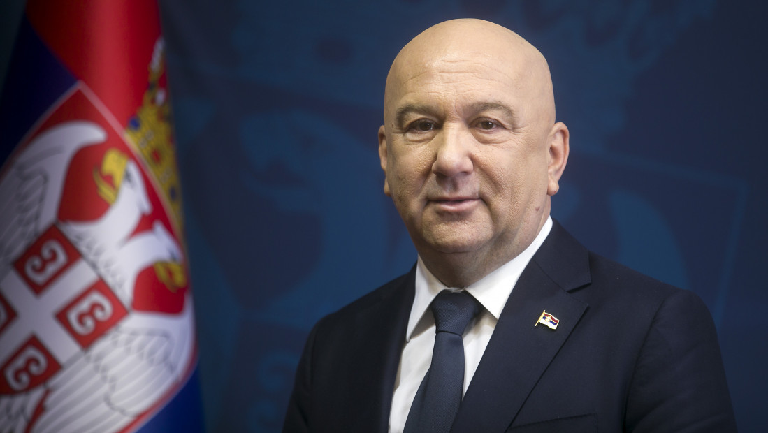 Popović osudio razapetu lutku sa likom Vučića u Nišu