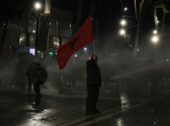 Protest opozicije u Tirani, sukobi sa policijom, zapaljena vila Envera Hodže