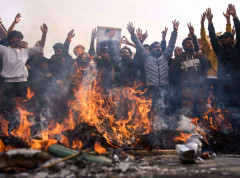 Demonstranti u Birmingemu spalili izraelske zastave na bdenju za ajatolaha Hamneija