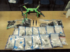 Dron ispustio paket sa noževima, mobilnim telefonom, fantomkama u zatvor Marsi