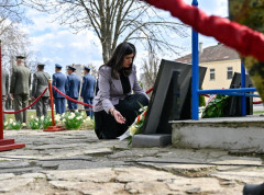 Dina Vučinić položila venac na Spomen obeležje u kasarni „Jugovićevo“