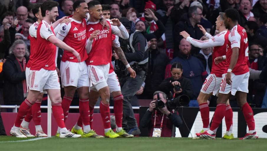 „Tobdžije“ slavile u derbiju Londona, čuvaju prvo mesto u Premijer ligi (FOTO)