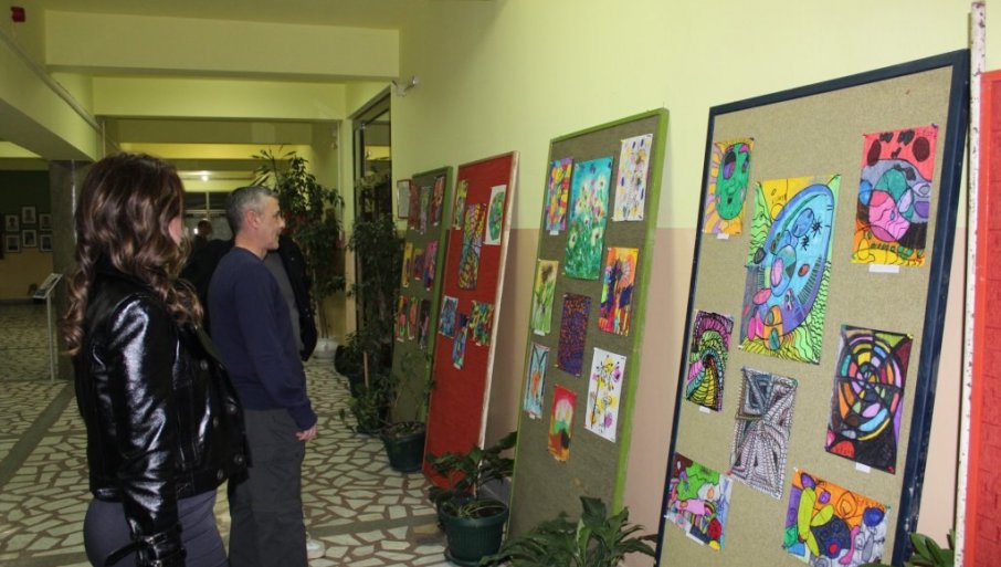 U valjevskoj školi otvorena izložba radova učenika iz spektra autizma