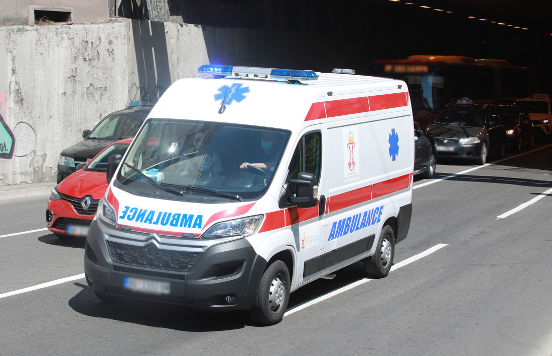 Deda izbo dvojicu muškaraca