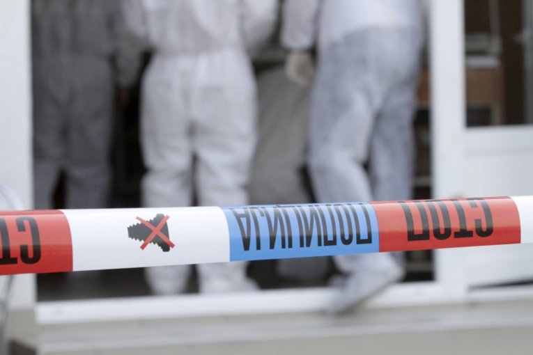 Polio ju je BENZINOM, u ruci je držao upaljač!