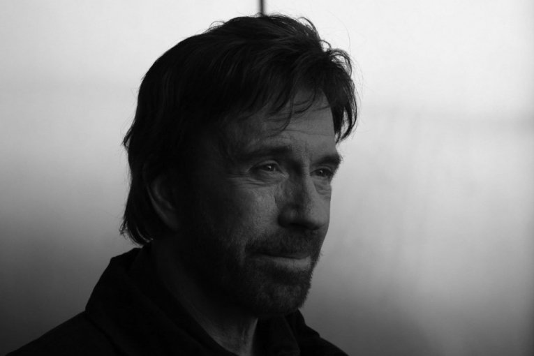 PORUKA POKOJNOG ČAKA NORISA JEŽI DO KOSTIJU: Evo šta je poručio neposredno pred smrt – njegove reči će vas rasplakati!