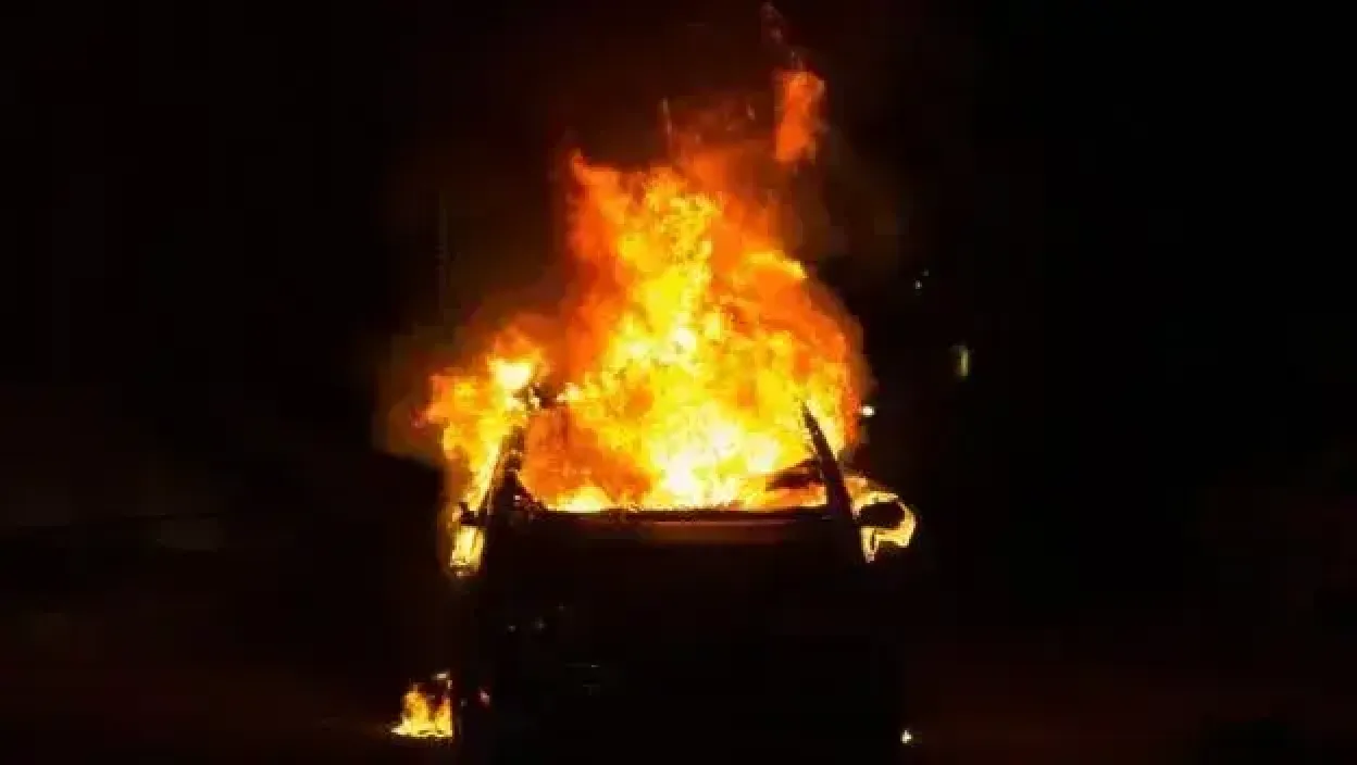 Jedna stvar posebno privlači pažnju: Buktinja gutala automobil u pokretu