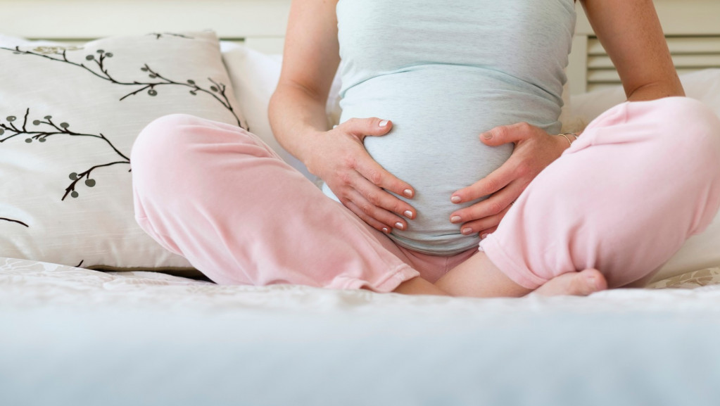 Porođaj na leđima „manje prirodan“ za žene