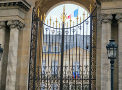 Policija u Jelisejskoj palati, istraga o dodeljivanju javnih ugovora