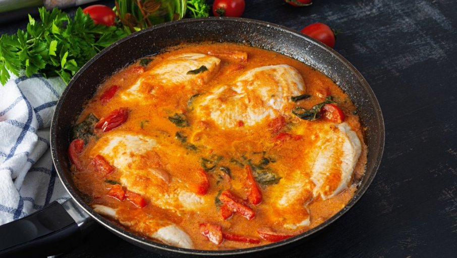 Pileći file u paradajz sosu