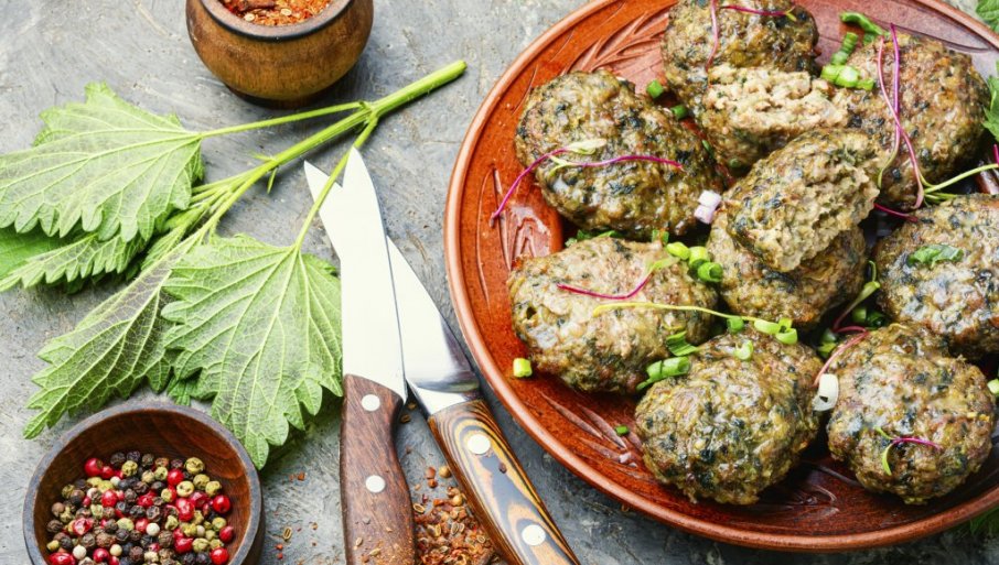 SA ŠUNKOM I KROMPIROM: Pljeskavice od koprive