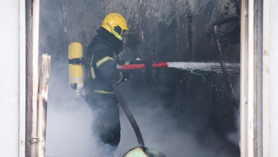 Vatrogasci se penju uz merdevine, dim se nadvio nad naseljem: Gori stan u Novom Sadu (VIDEO)