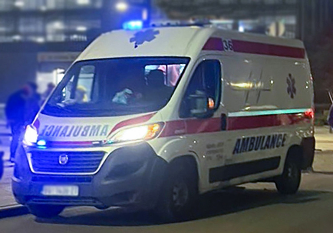 Mladić izgubio kontrolu, zakucao se u parkirana vozila