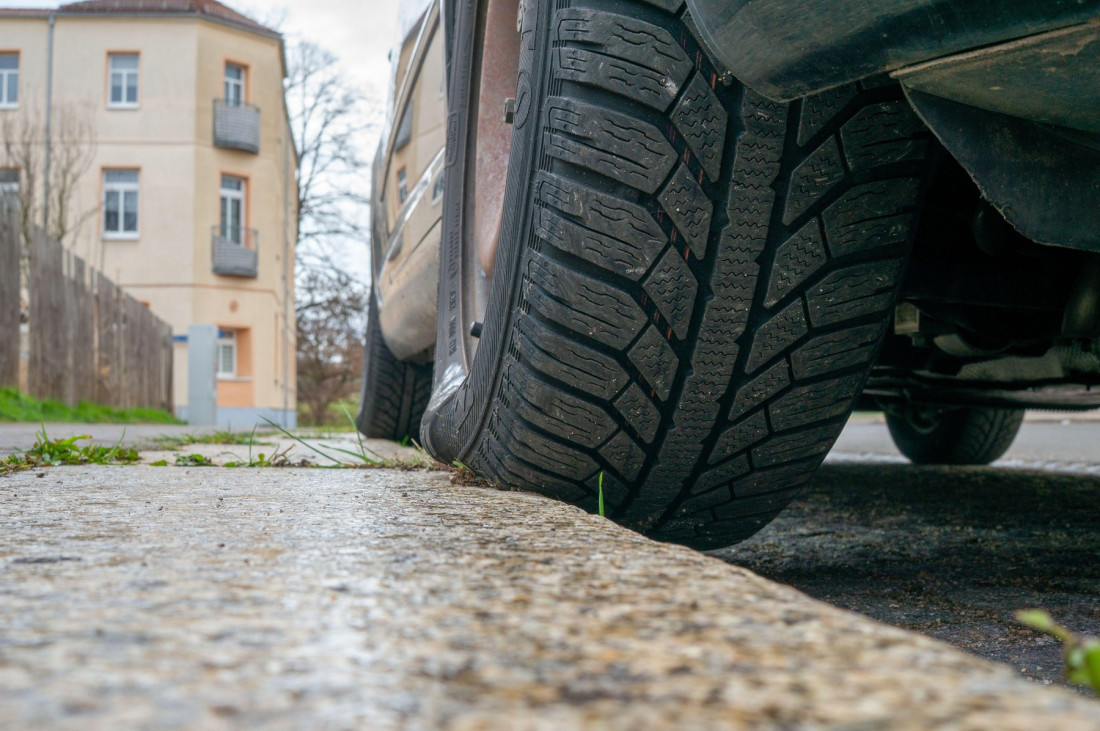 Rezervna guma ili set za popravku guma u automobilima?